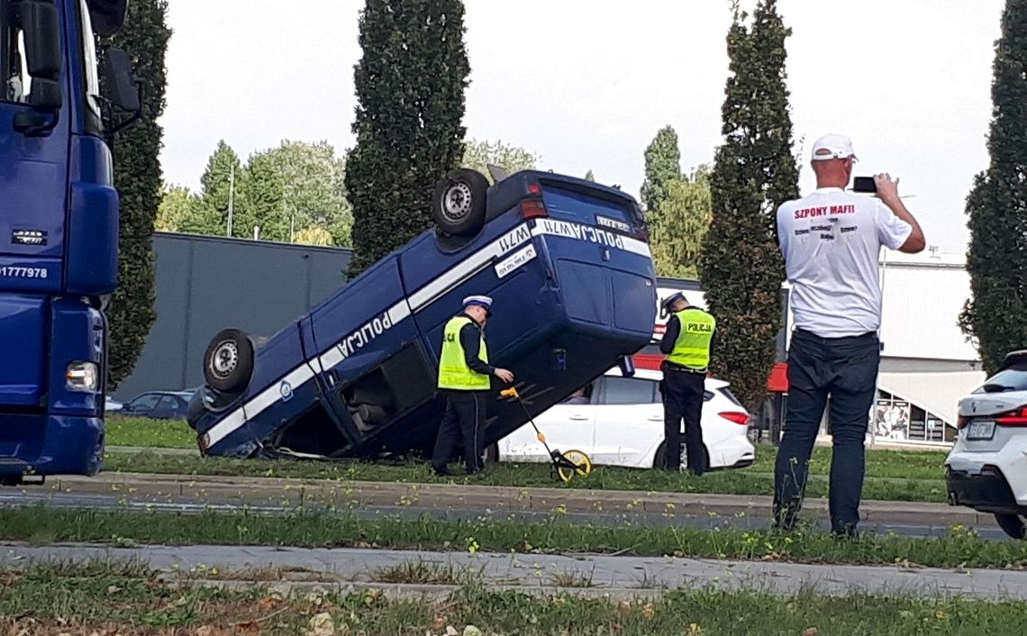 Dachował policyjny radiowóz Dachował policyjny radiowóz