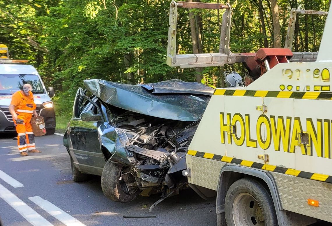 Dachował samochód. Jedna osoba poszkodowana