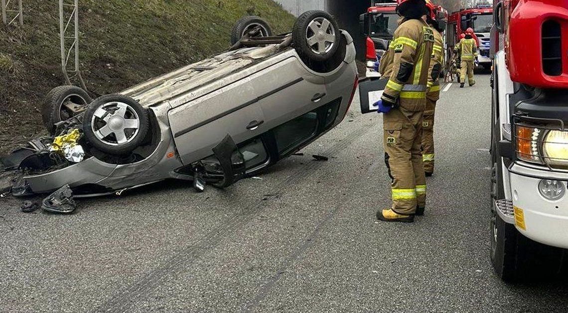 Dachowała przez bezmyślny manewr innego kierowcy. Jak kamera samochodowa pomaga ująć sprawcę Dachowała przez bezmyślny manewr innego kierowcy. Jak kamera samochodowa pomaga ująć sprawcę