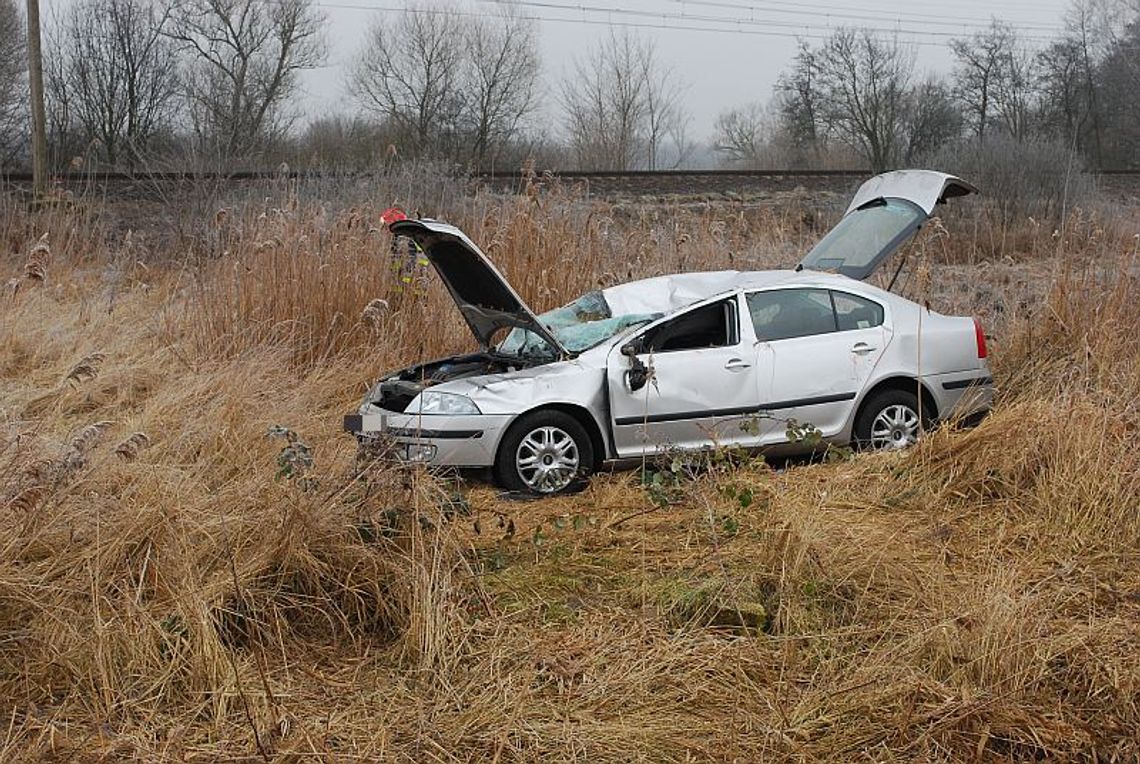 Dachowała skoda. Kierowca w szpitalu Dachowała skoda. Kierowca w szpitalu