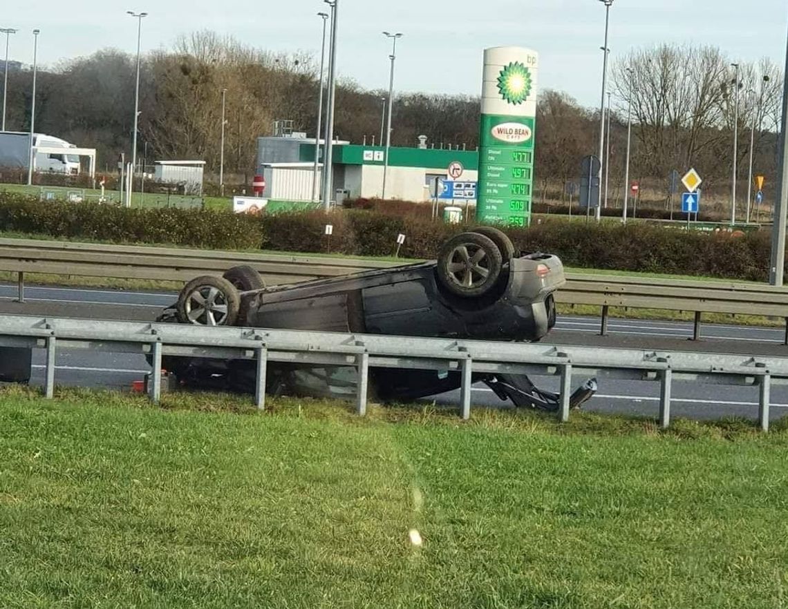 Dachowało auto. Jedna osoba przetransportowana do szpitala Dachowało auto. Jedna osoba przetransportowana do szpitala
