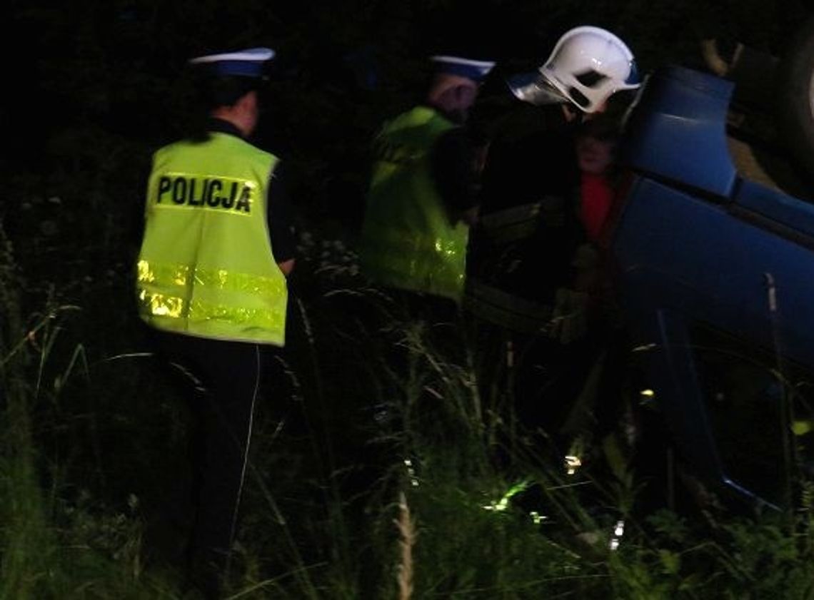 Dachowało auto. Kierowca w szpitalu Dachowało auto. Kierowca w szpitalu