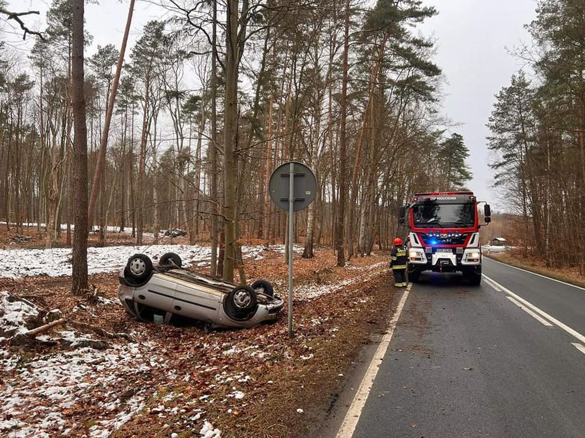 Dachowało auto. Kierowcy, apelujemy o ostrożność!