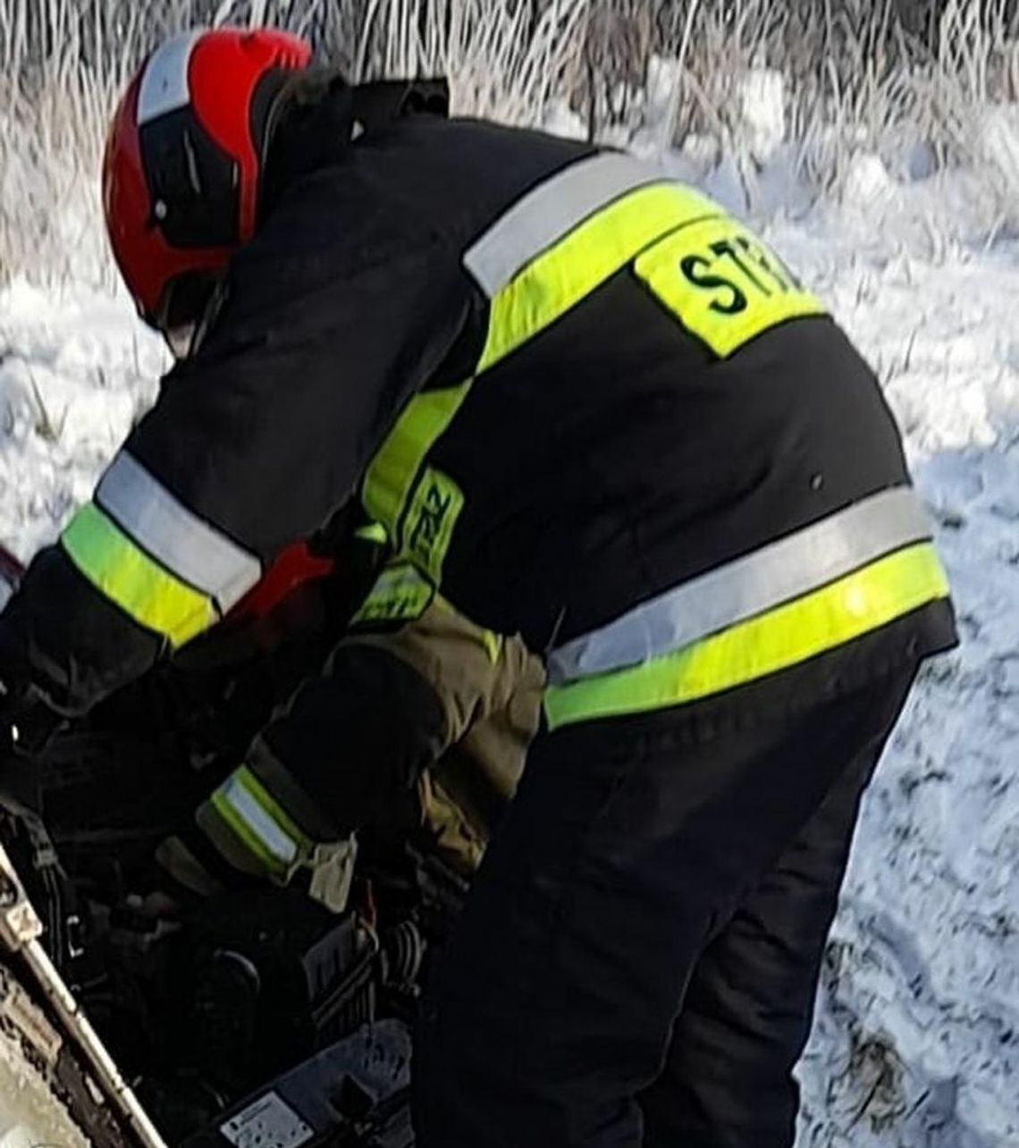Dachowało auto. Kierowcy, uważajcie - jest ślisko! Dachowało auto. Kierowcy, uważajcie - jest ślisko!