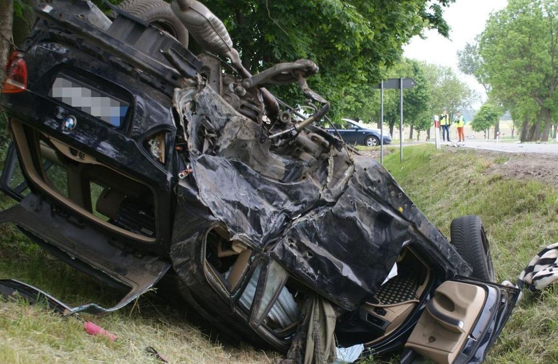 Dachowało BMW. Autem podróżowały także dzieci. Przetransportowano je do szpitala