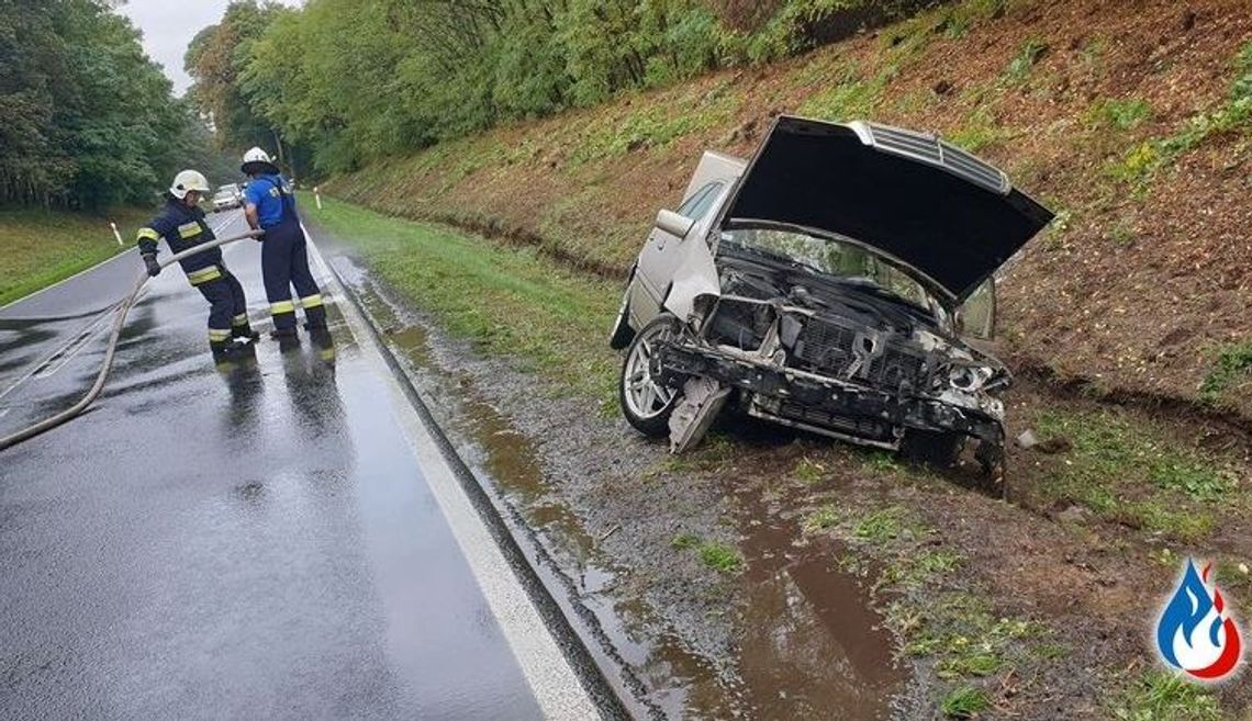 Dachowanie mercedesa. Kierowca i pasażerowie oddalili się z miejsca kolizji Dachowanie mercedesa. Kierowca i pasażerowie oddalili się z miejsca kolizji