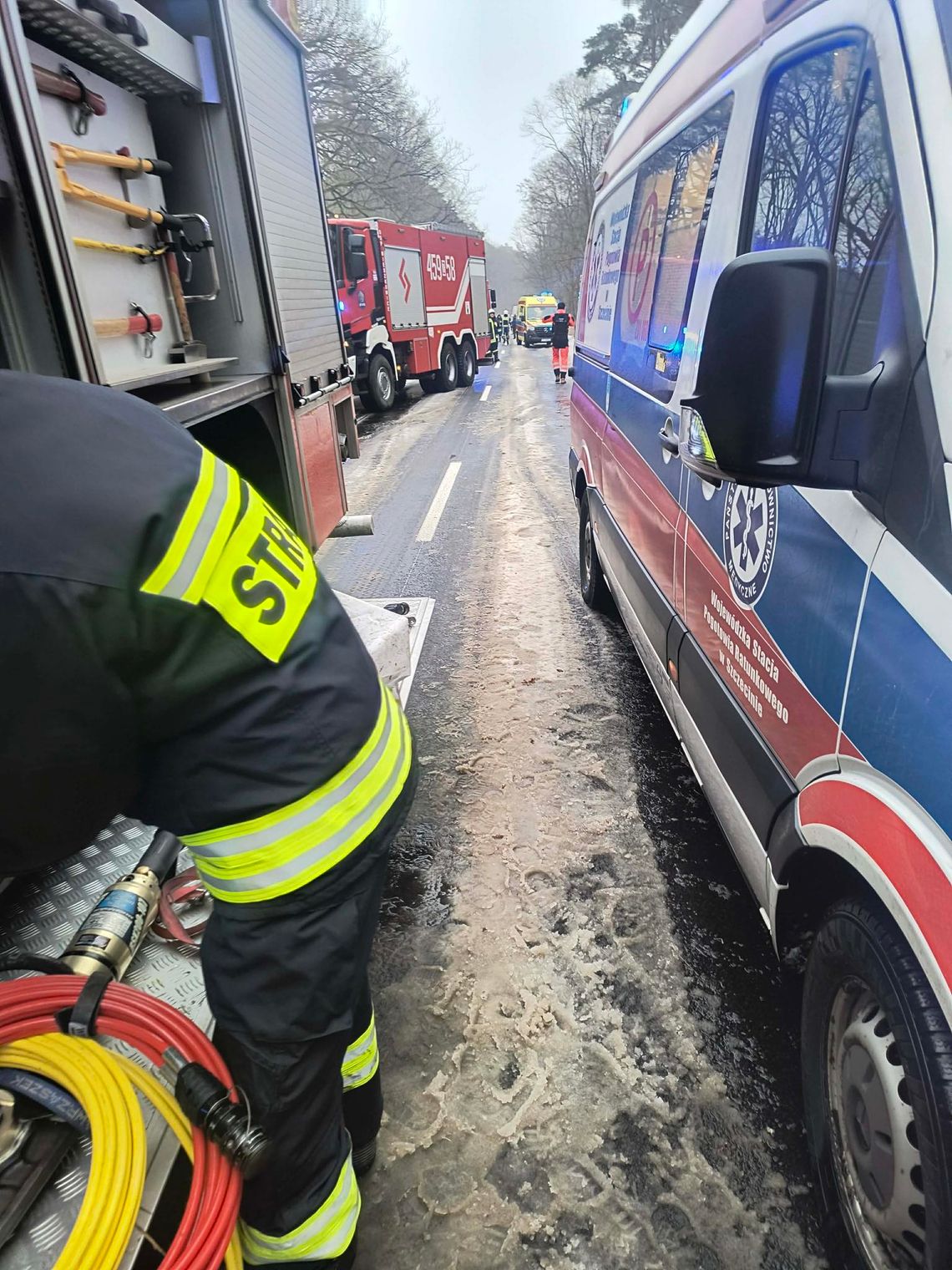 Dachowanie na trasie Mieszkowice – Gozdowice. Auto wylądowało w rowie