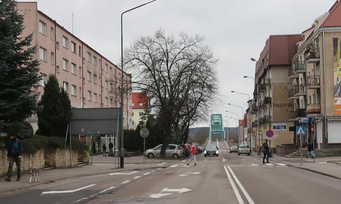 Dachówki leciały prosto na ulicę! Pułapka dla kierowców