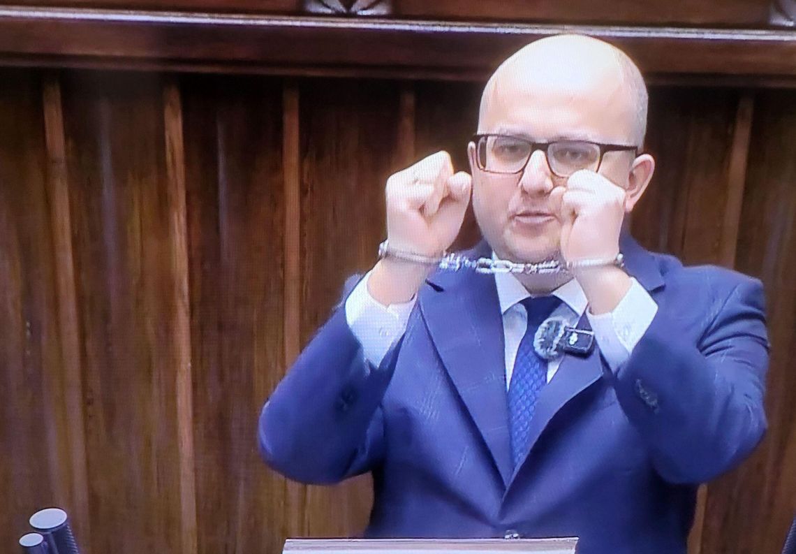 Dariusz Matecki wreszcie w kajdankach - spełniło się marzenie KO? Dariusz Matecki wreszcie w kajdankach - spełniło się marzenie KO?