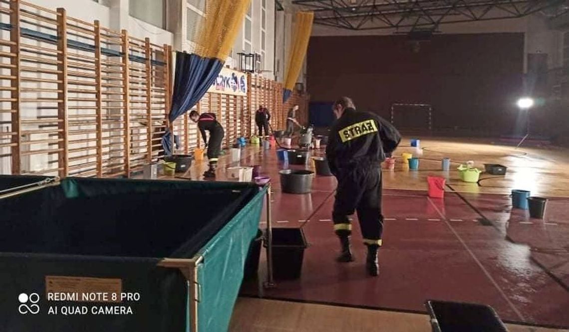 Deszcz zalewa salę sportową. Na pomoc ruszyli strażacy Deszcz zalewa salę sportową. Na pomoc ruszyli strażacy