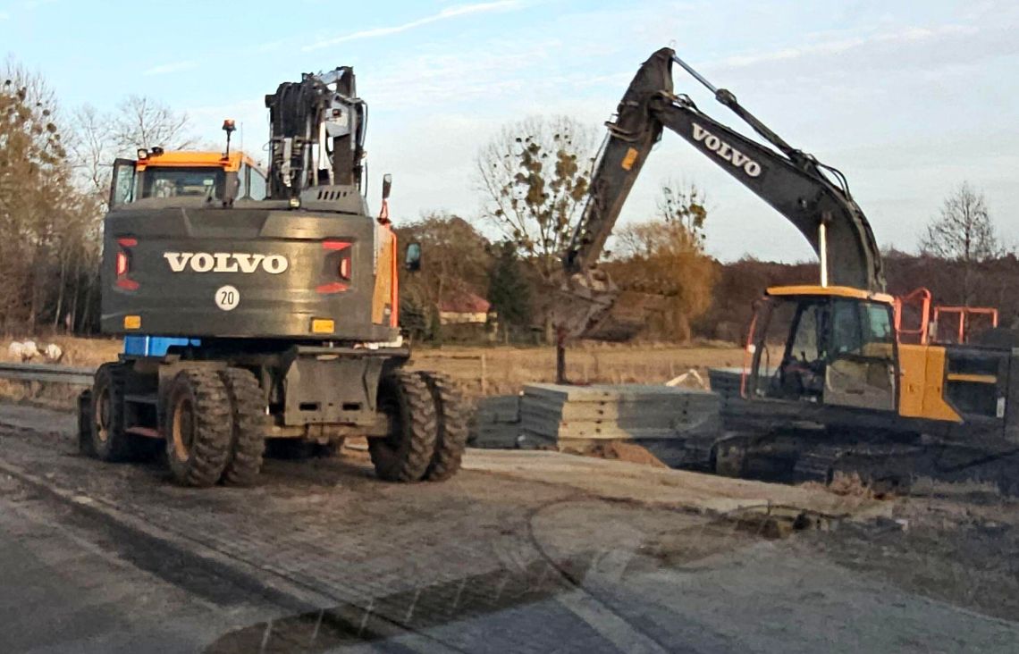Dino nie zwalnia tempa. Maszyny wjechały na plac budowy – Dino rośnie w siłę