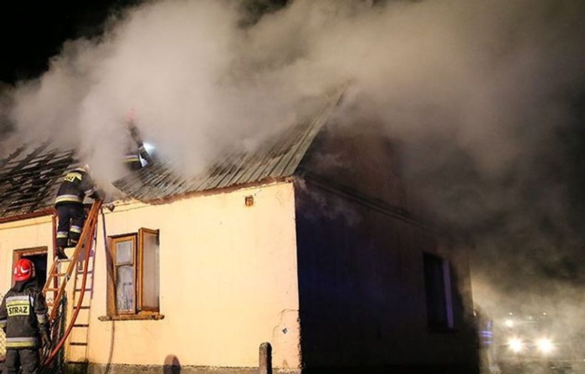 Do gaszenia pożaru domu pompowano wodę z Odry. Dwie rodziny bez dachu nad głową