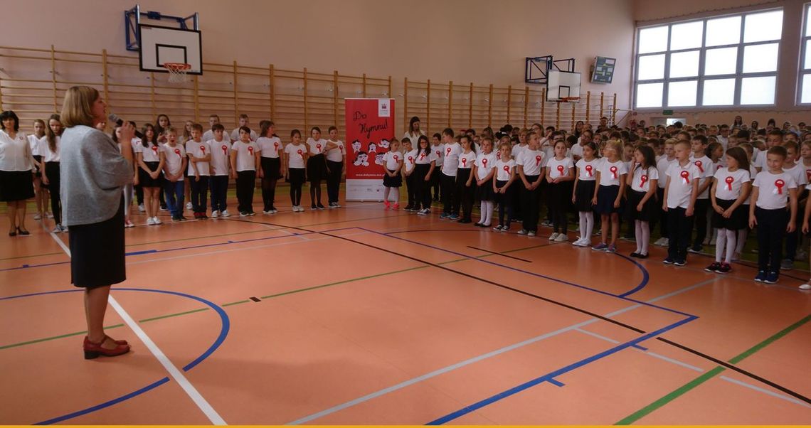 Do hymnu! - zaśpiewaliśmy, dumni, pewni siebie i całym sercem Do hymnu! - zaśpiewaliśmy, dumni, pewni siebie i całym sercem