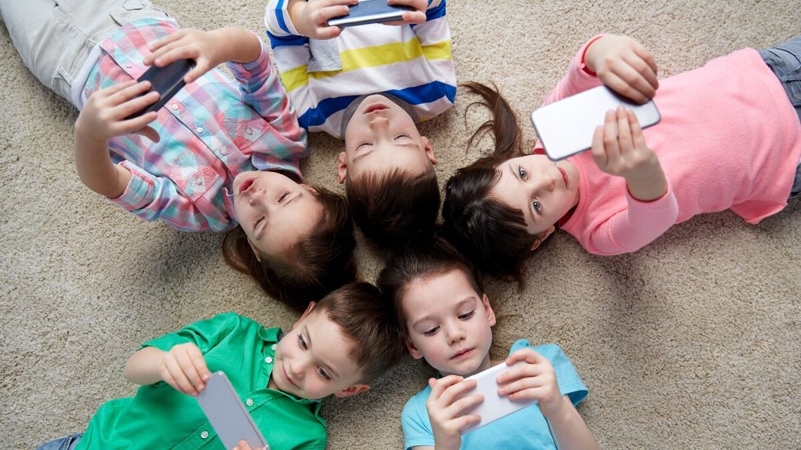 Smartfony znikną z lekcji i przerw. Ministerstwo Edukacji wprowadza radykalny zakaz od września