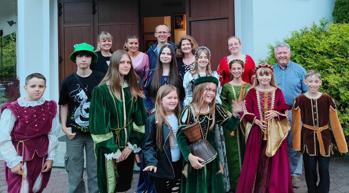 Dobrze się prezentują w historycznych strojach i muzycznych aranżacjach