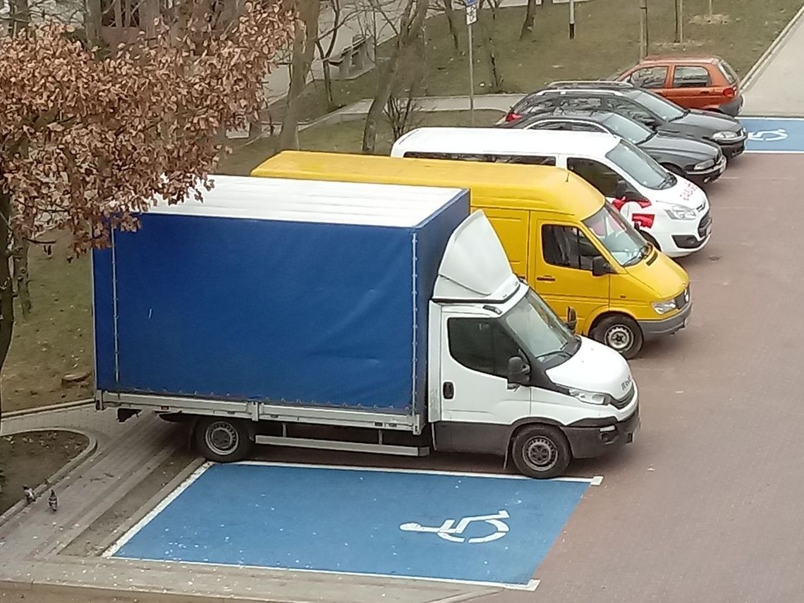 Dostawczaki na parkingu ograniczają widoczność - list czytelnika Dostawczaki na parkingu ograniczają widoczność - list czytelnika