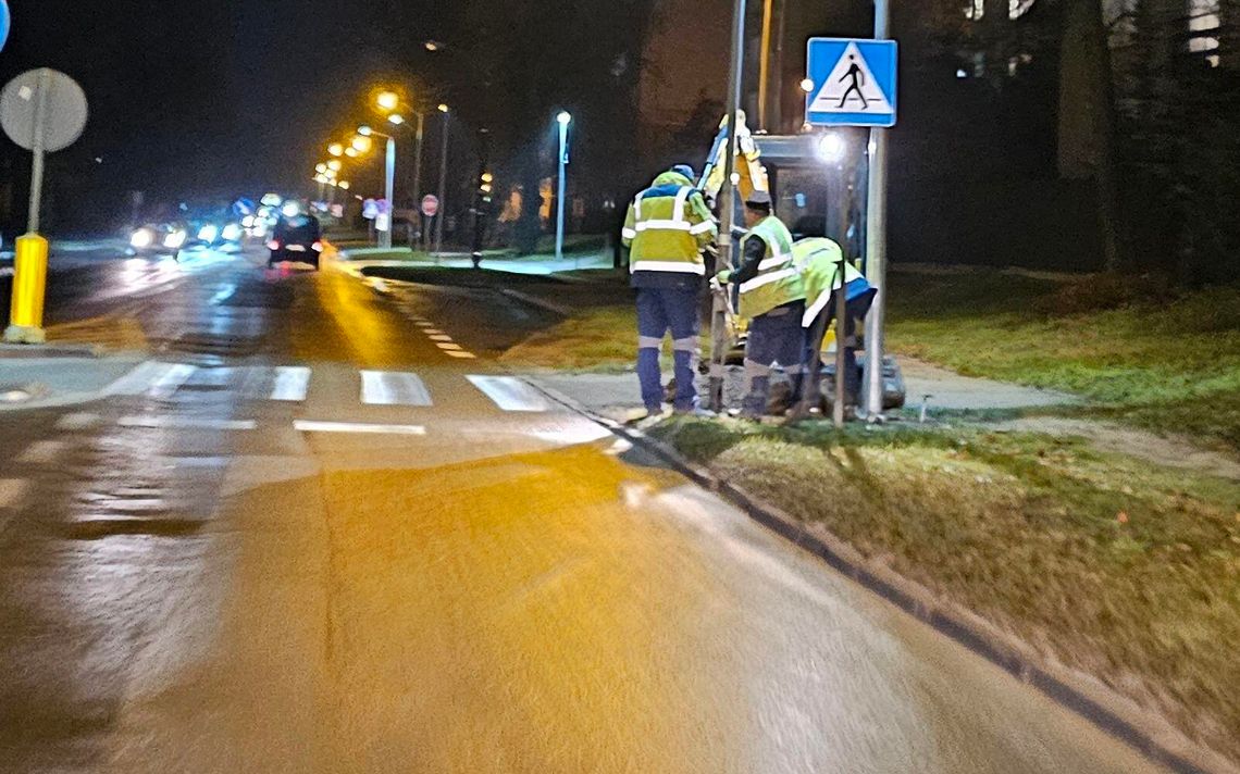Doświetlają ulice w Gryfinie. Lampy stawiają nawet wieczorem