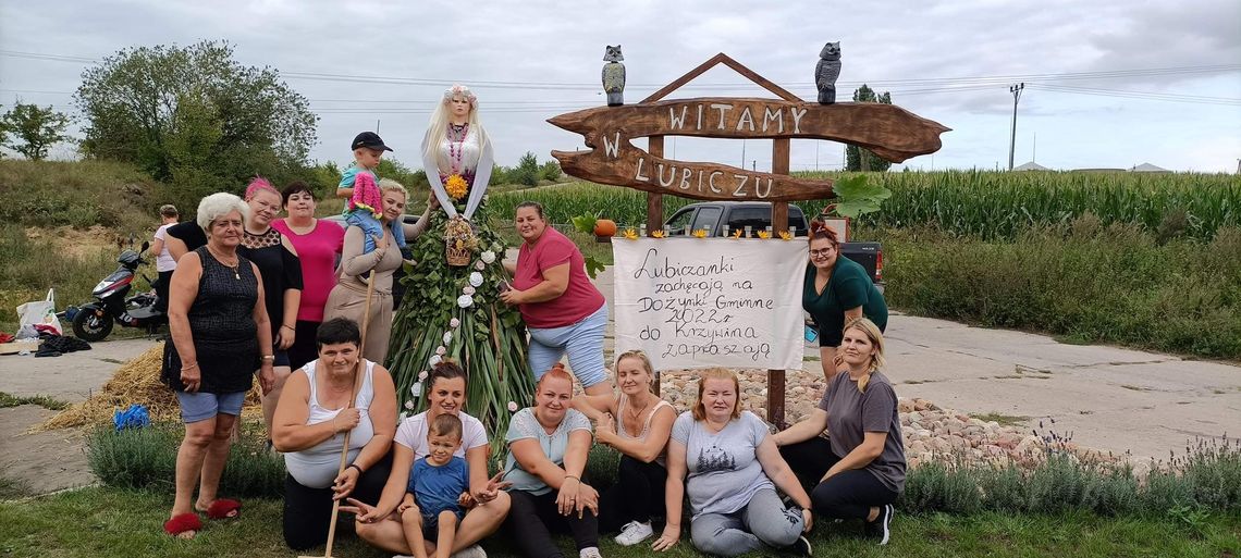 Dowcipnymi witaczami mieszkańcy zapraszają na dożynki