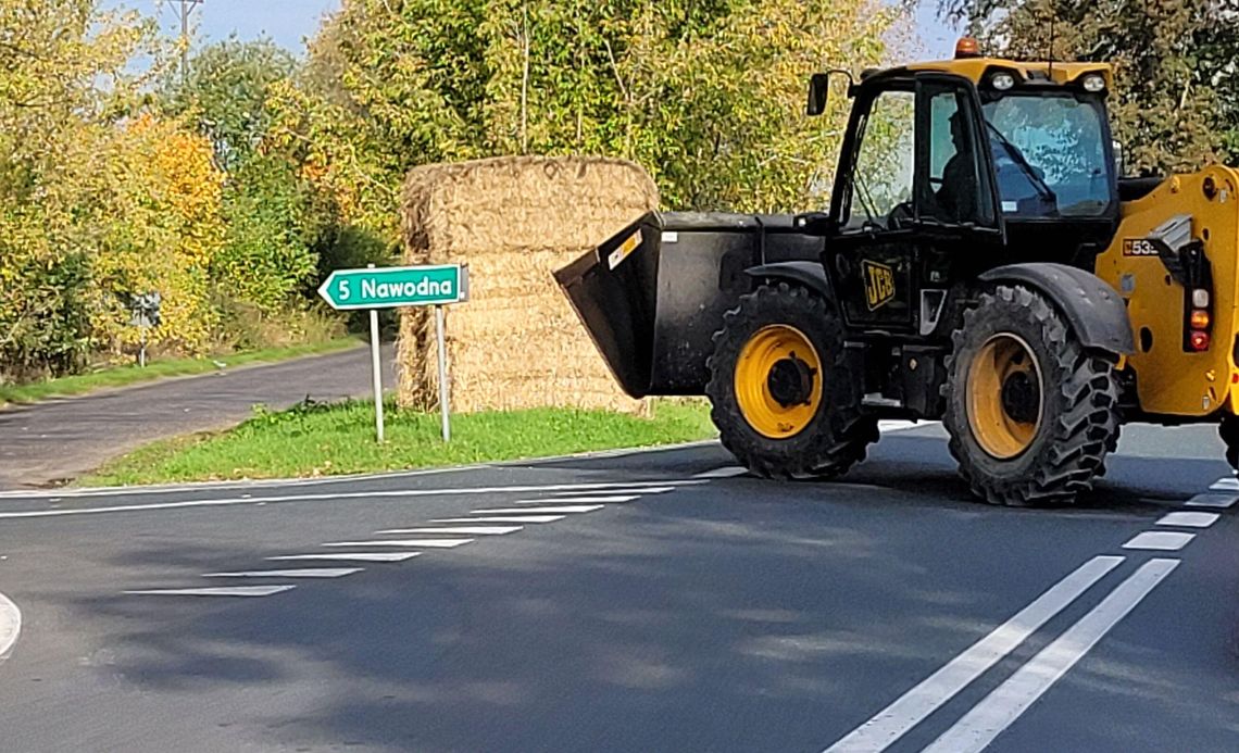 Dożynki były w sierpniu, a korpus witacza stoi do dziś Dożynki były w sierpniu, a korpus witacza stoi do dziś