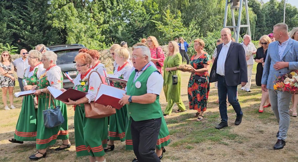Dożynki zaczęli od mszy św. i korowodu. Kościół tak mały, że nie pomieścił wieńców [FILM, FOTO]