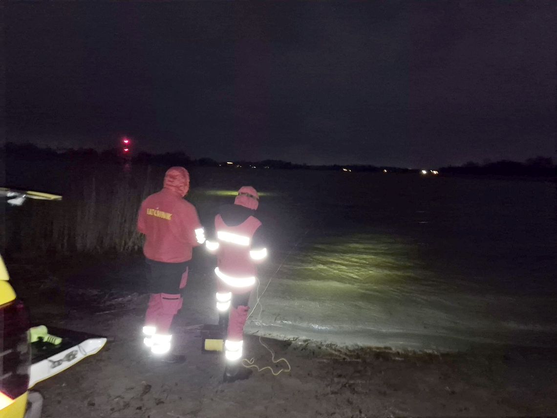 Dramatyczna akcja ratunkowa na jeziorze w Baniach. Dwóch mężczyzn w śmiertelnej pułapce pod lodem Dramatyczna akcja ratunkowa na jeziorze w Baniach. Dwóch mężczyzn w śmiertelnej pułapce pod lodem