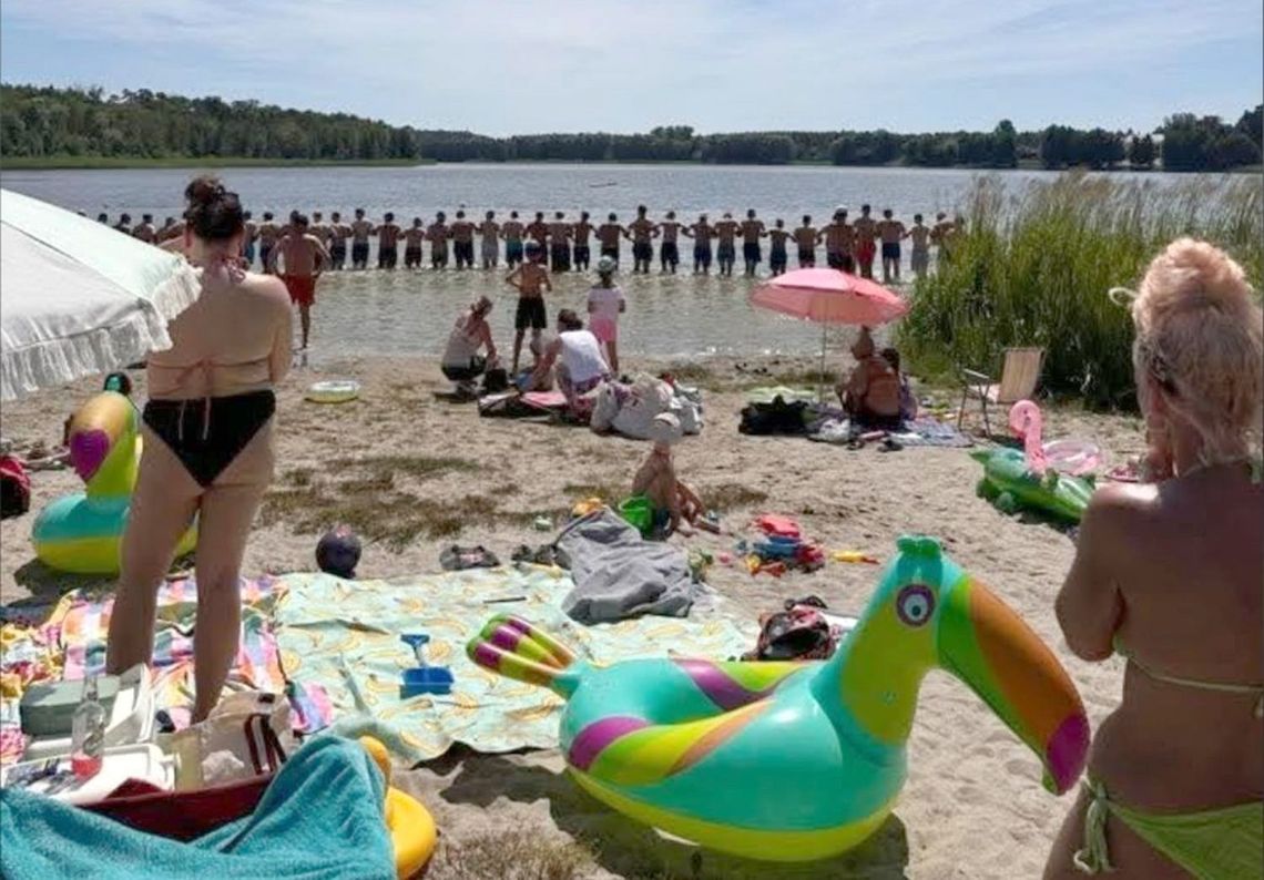Dramatyczne chwile nad Jeziorem Steklno! Plażowicze utworzyli łańcuch życia