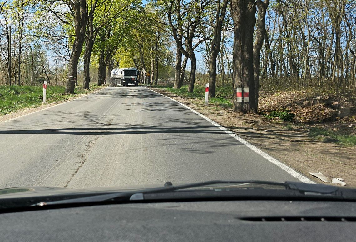 Dramatyczne zdarzenie na drodze wojewódzkiej 125. Naczepa zahaczyła cyklistę