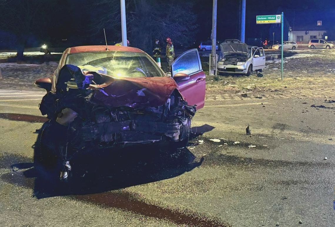 Dramatyczny finał podróży: Policjanci ranni w wypadku. 26-latka walczy o życie w szpitalu