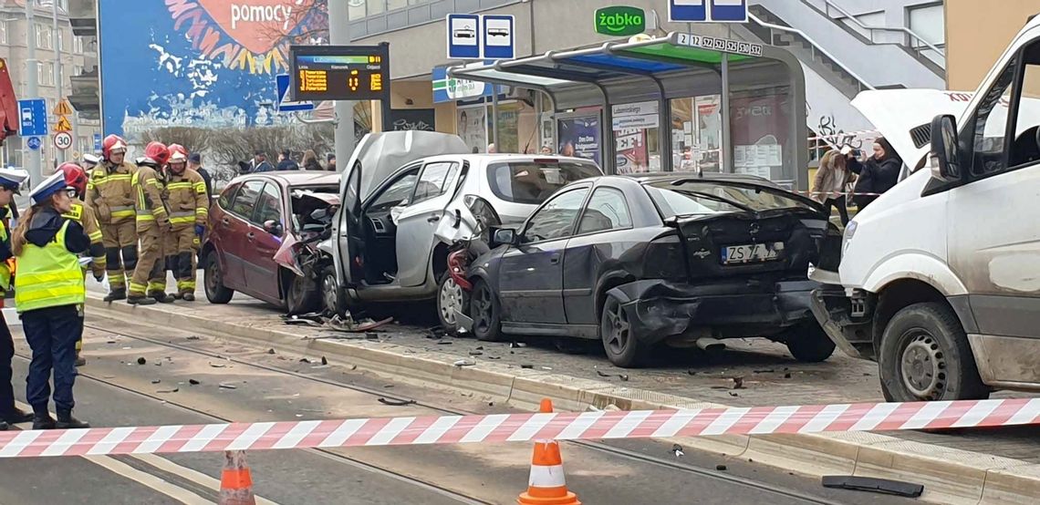 Dramatyczny wypadek. Rozpędzone auto wjechało w pieszych na przystanku