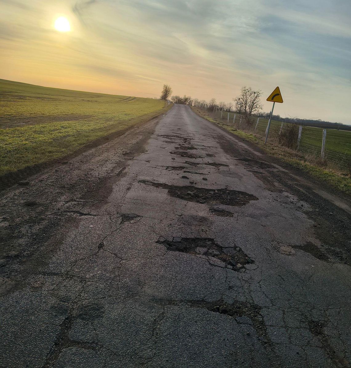 Droga, która znika: Dramatyczny stan powiatowej drogi zagraża życiu mieszkańców - list czytelnika