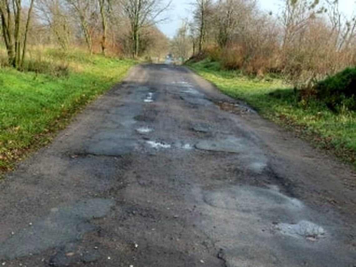 Droga w tragicznym stanie. Kto zapłaci kierowcom za zniszczone zawieszenia?