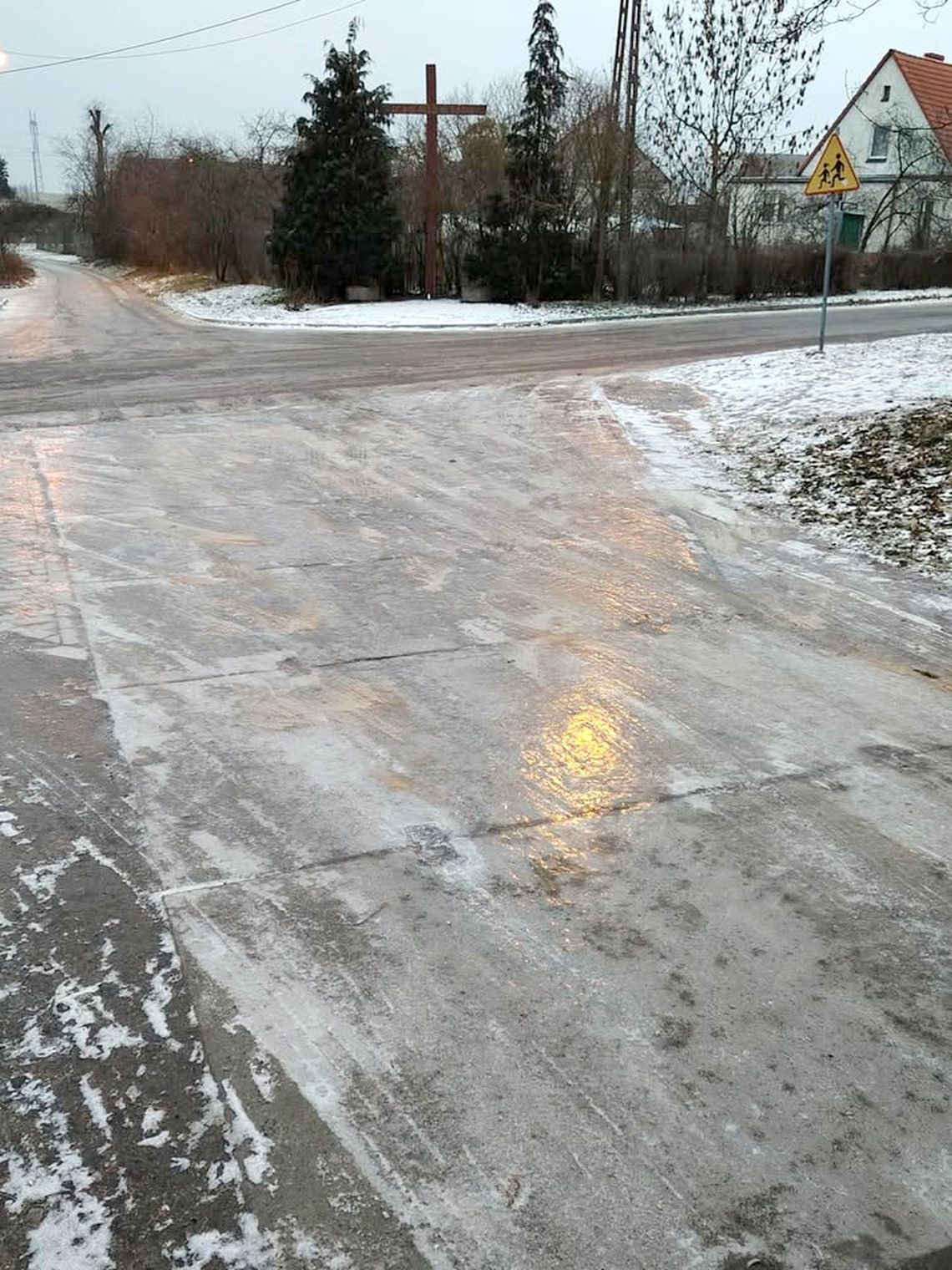 Droga zamieniła się w lodowisko. Mieszkańcy alarmują!