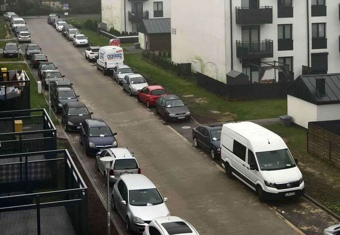 Drogę wybudowali. A co z miejscami parkingowymi? Straż miejska straszy mandatami