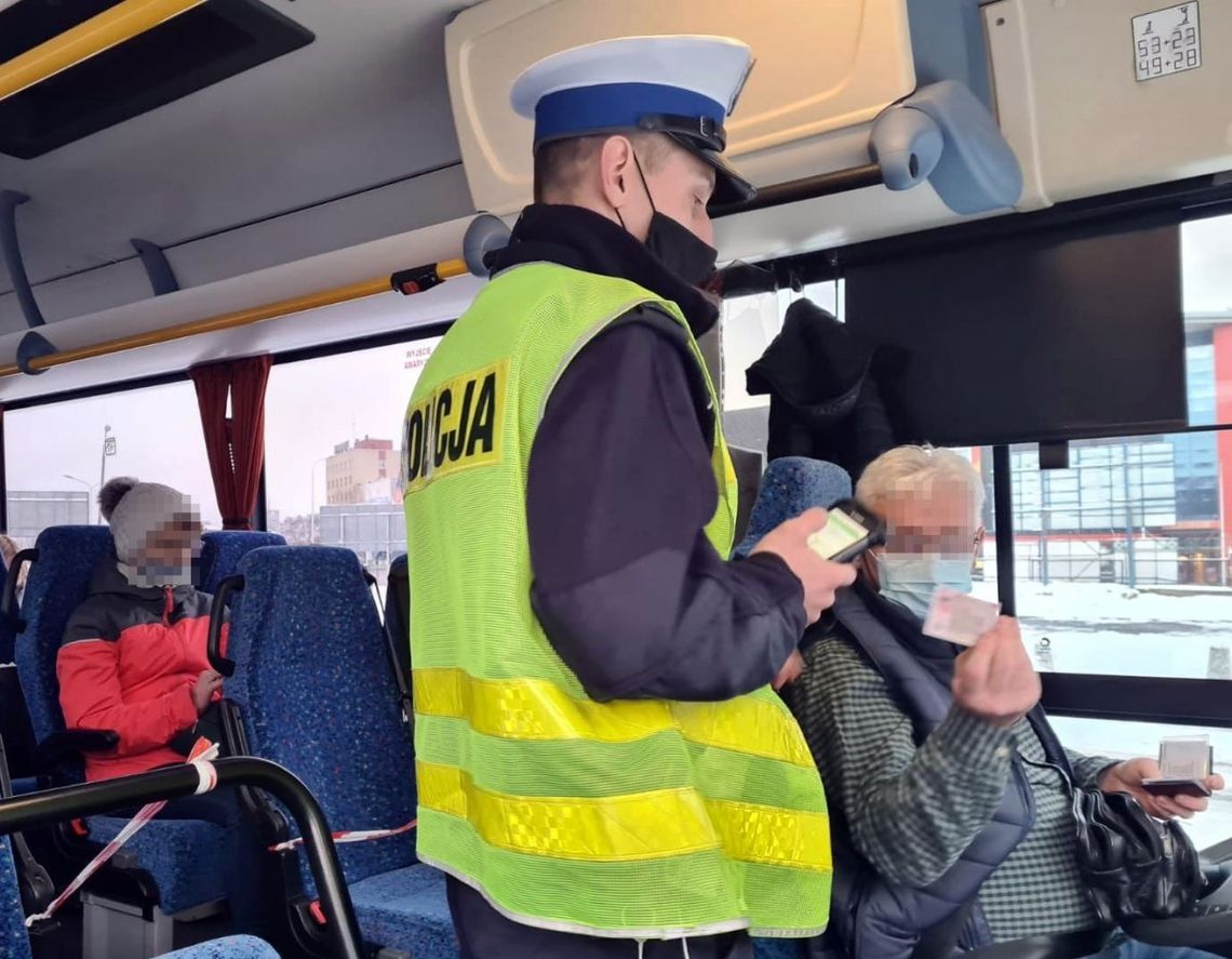 Drogówka kotroluje noszenie maseczek w autobusach