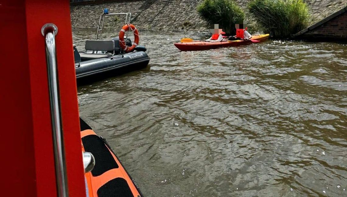 Dryfujące ciało w Odrze. Interwencja w sprawie kajakarzy