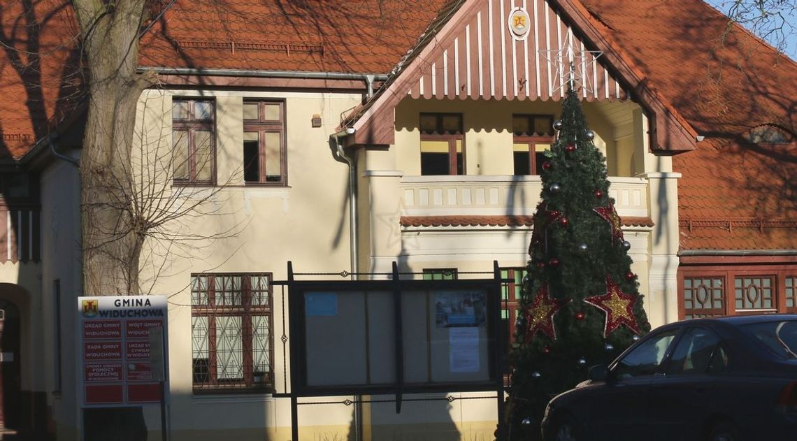 Duża choinka stanęła przed urzędem Duża choinka stanęła przed urzędem
