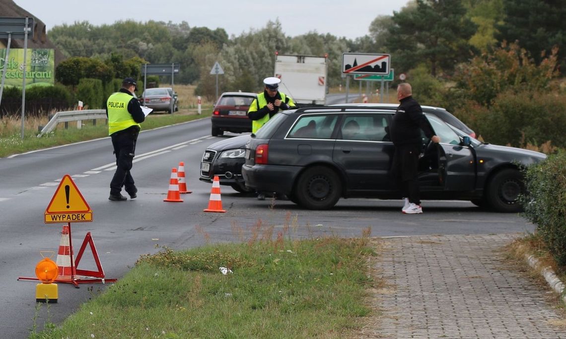 Dwa audi zderzyły się na wjeździe na stację paliw