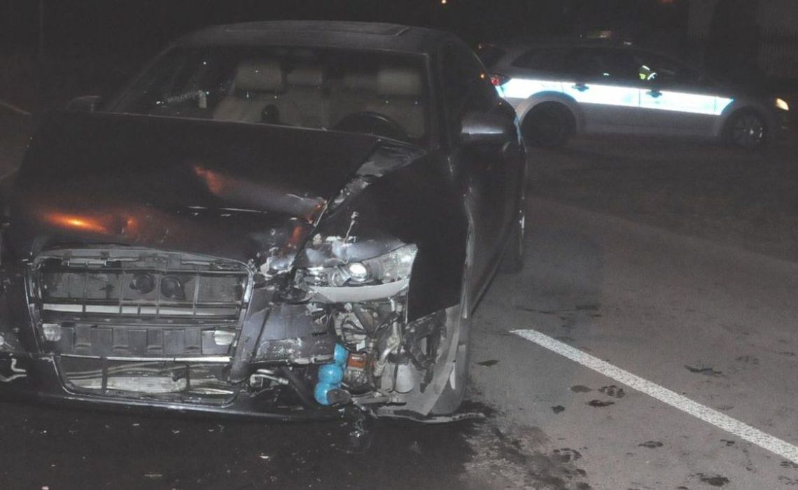 Dwa samochody wyprzedzały naraz i „spotkały się” na lewym pasie Dwa samochody wyprzedzały naraz i „spotkały się” na lewym pasie