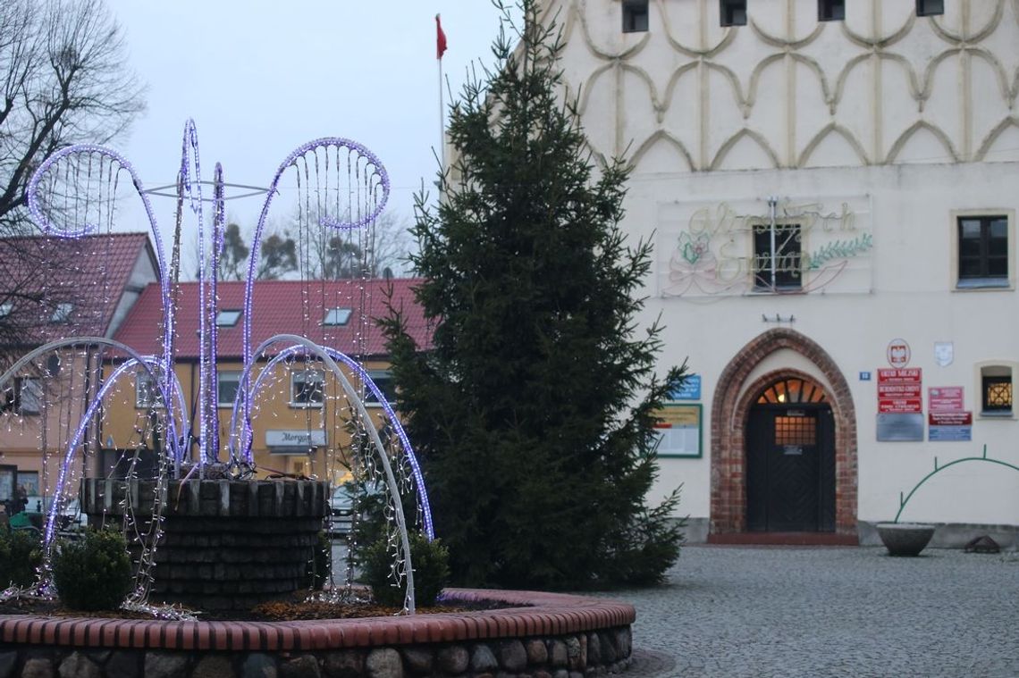 Dwie świąteczne ozdoby przed ratuszem
