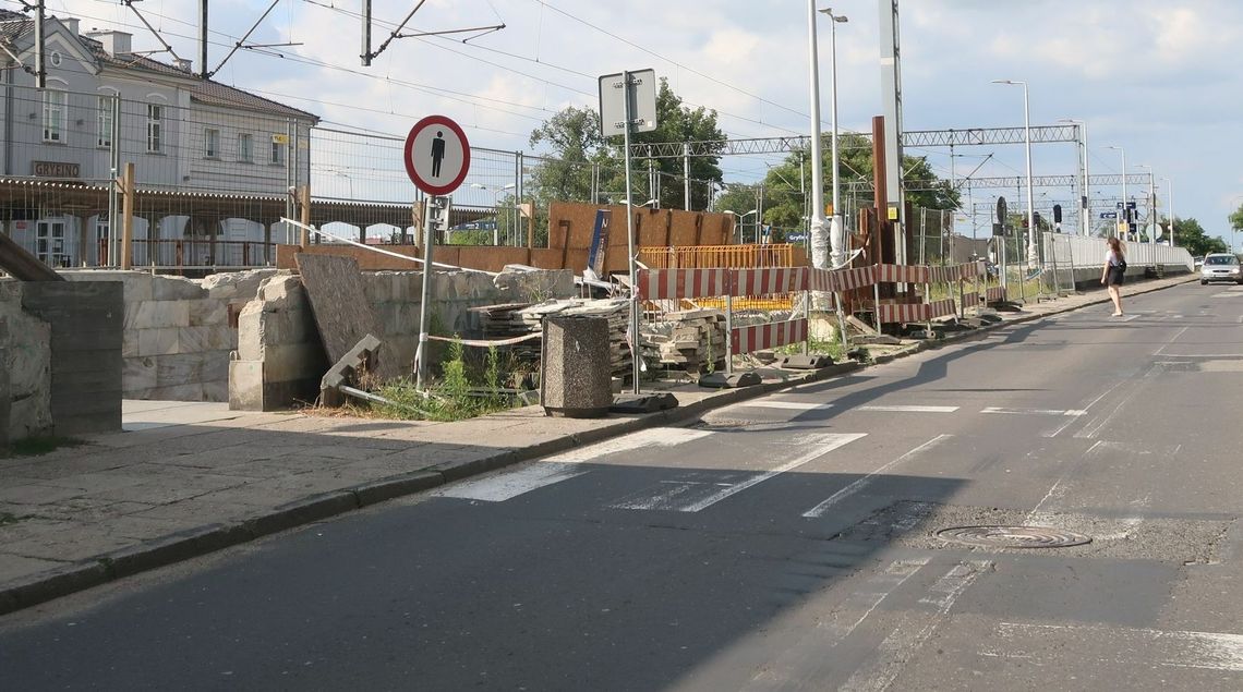 Dworzec kolejowy w Gryfinie rozkopany. Końca prac nie widać Dworzec kolejowy w Gryfinie rozkopany. Końca prac nie widać