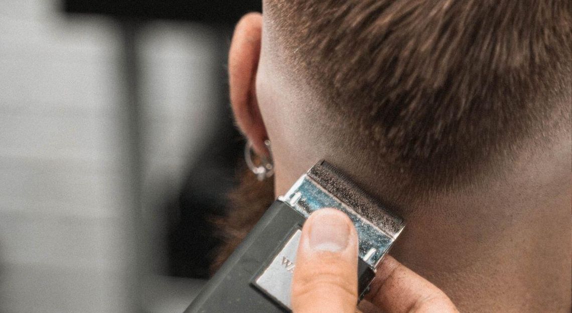 Dyrektor szkoły wysłał ucznia do fryzjera. Zgolili go na łyso, a dyrektora zawiesili