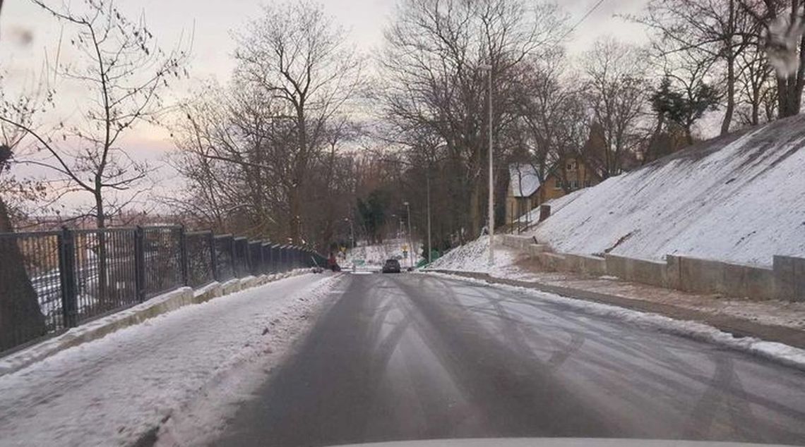 Dyrektorka przedszkola wyręczyła zarządcę śliskiej drogi. Bała się o bezpieczeństwo Dyrektorka przedszkola wyręczyła zarządcę śliskiej drogi. Bała się o bezpieczeństwo