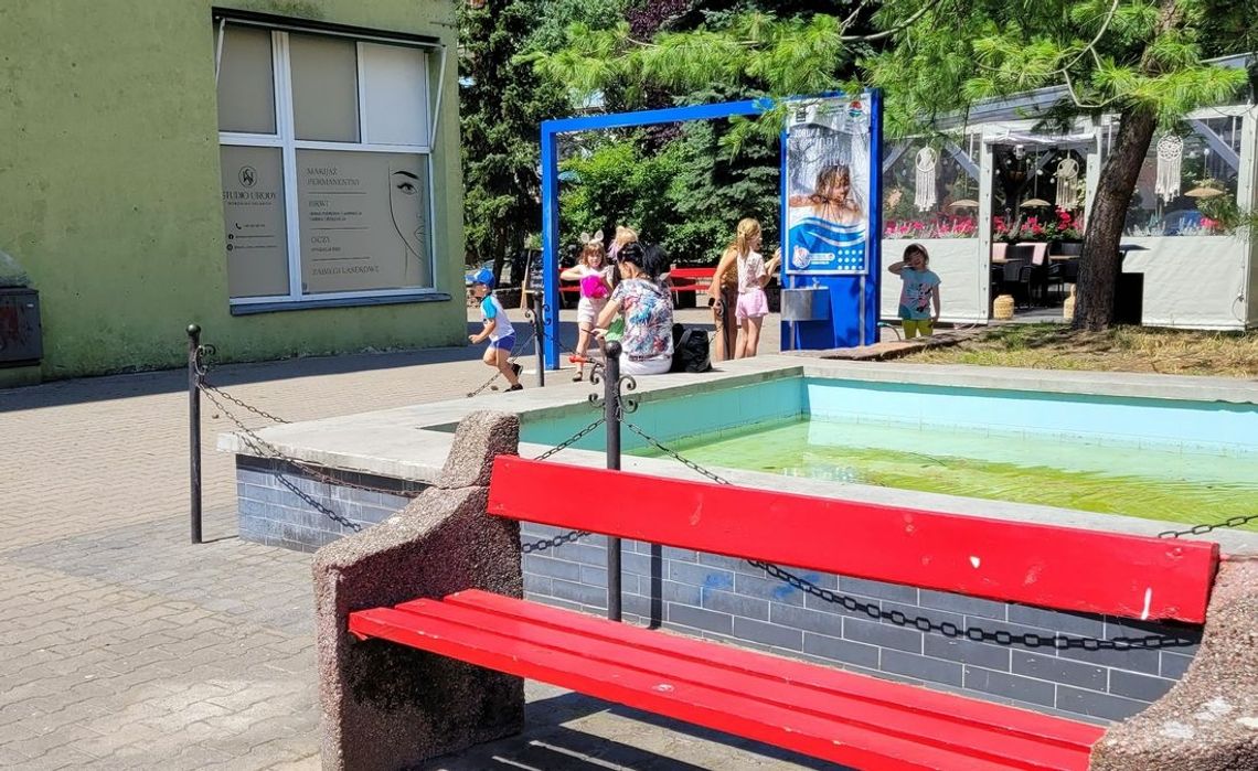 Dzieci czekają na kurtynę wodną Dzieci czekają na kurtynę wodną