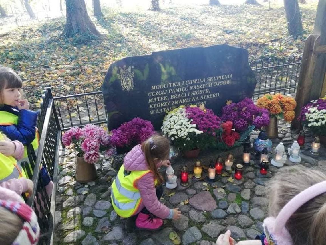Dzieci zadbały o pomnik upamiętniający Sybiraków Dzieci zadbały o pomnik upamiętniający Sybiraków