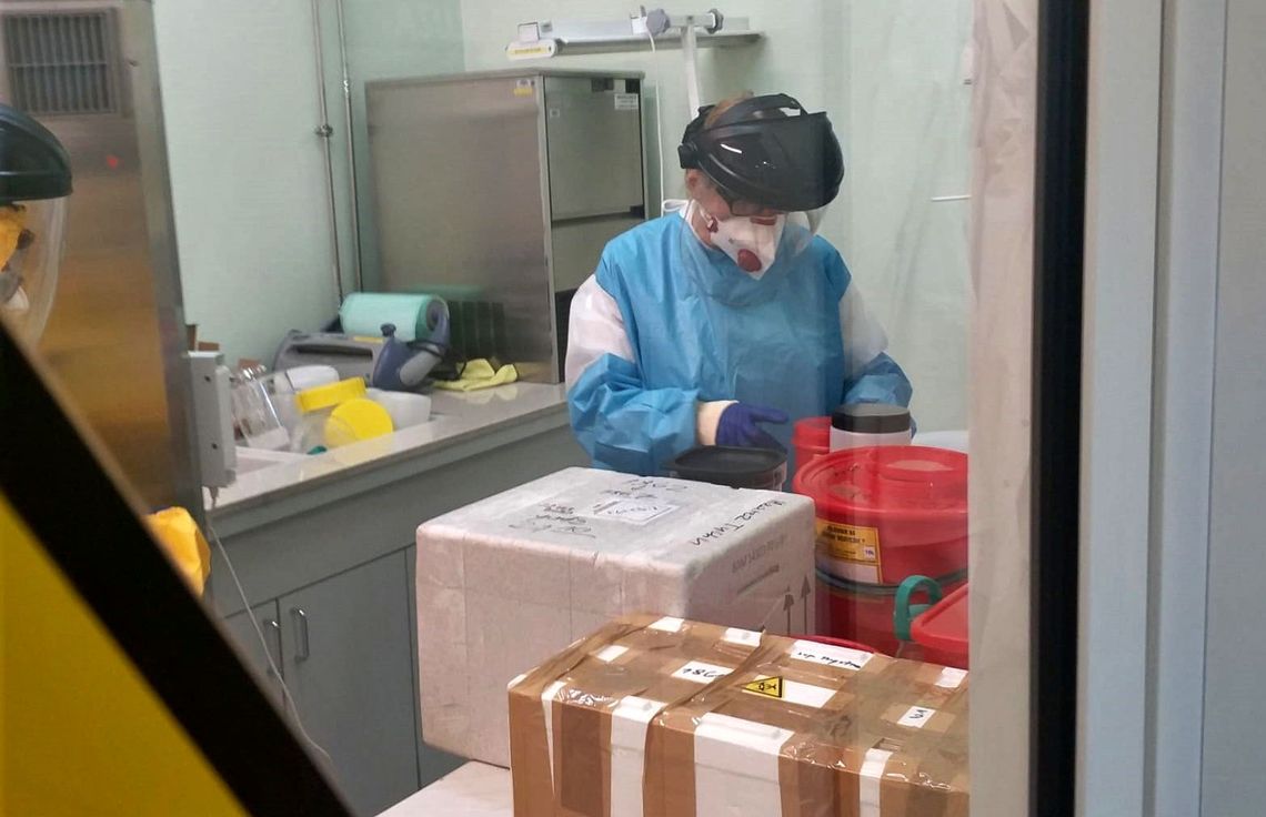 Dziecko i mężczyźni w średnim wieku z koronawirusem Dziecko i mężczyźni w średnim wieku z koronawirusem