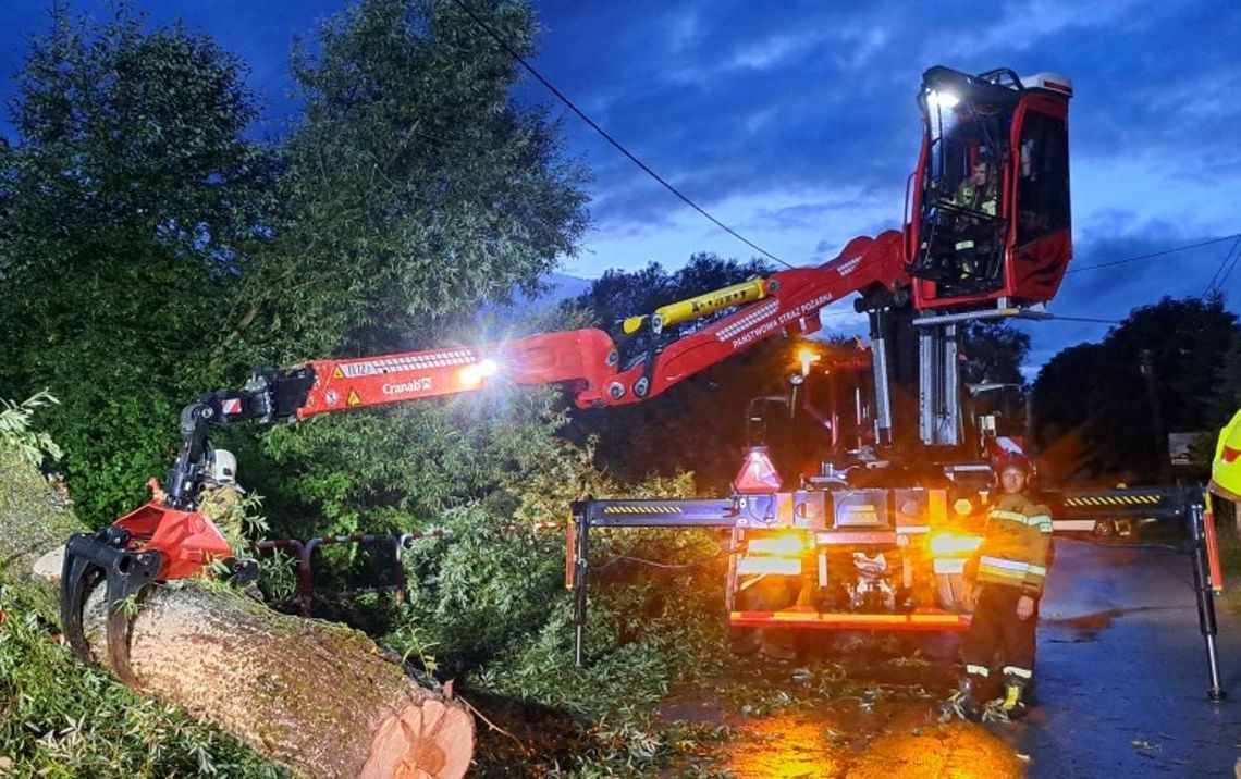 Dzięki strażakom drogi były przejezdne. Wypadek z jednym rannym