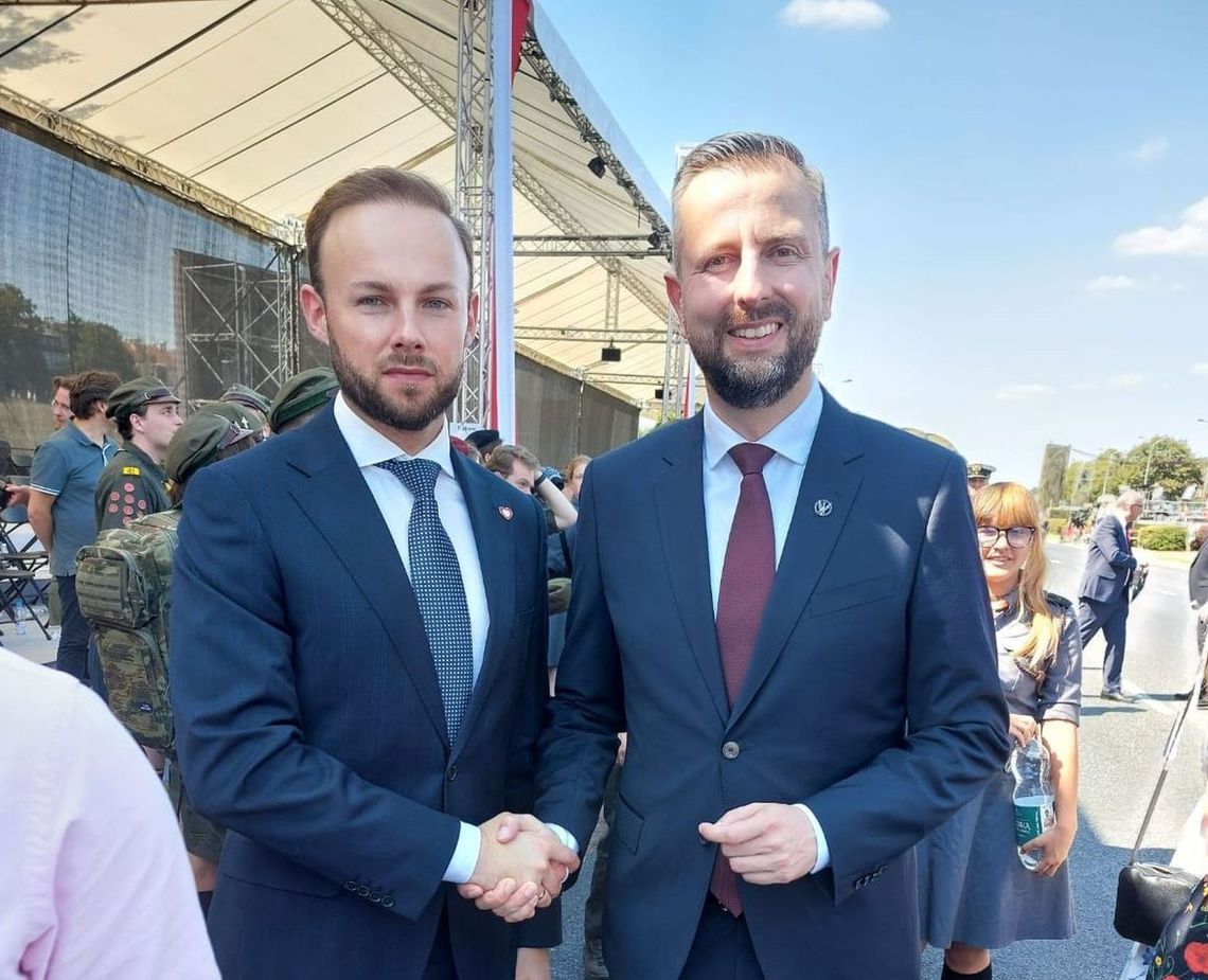 Minister obrony z przewodniczącym powiatu gryfińskiego na defiladzie [FOTO]