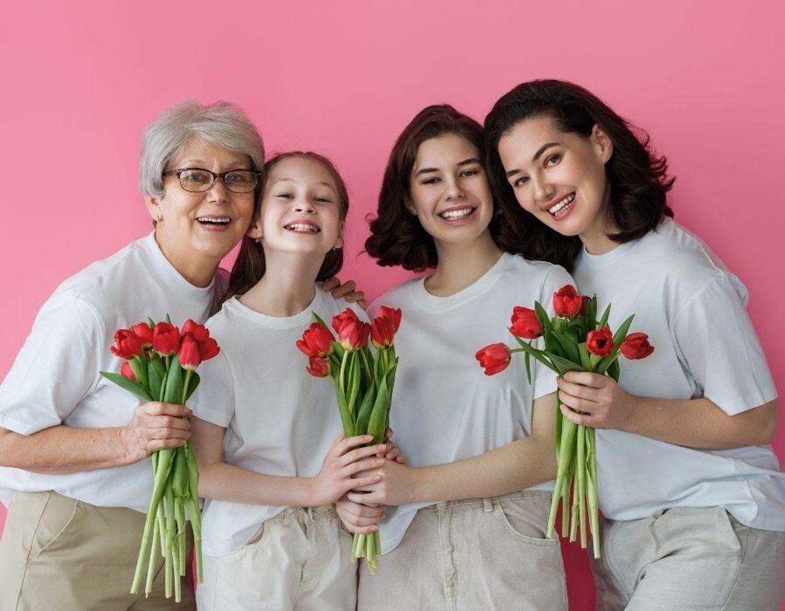 Prezenty na 8 marca 2026 r.: Tradycyjne bukiety kontra nowe trendy
