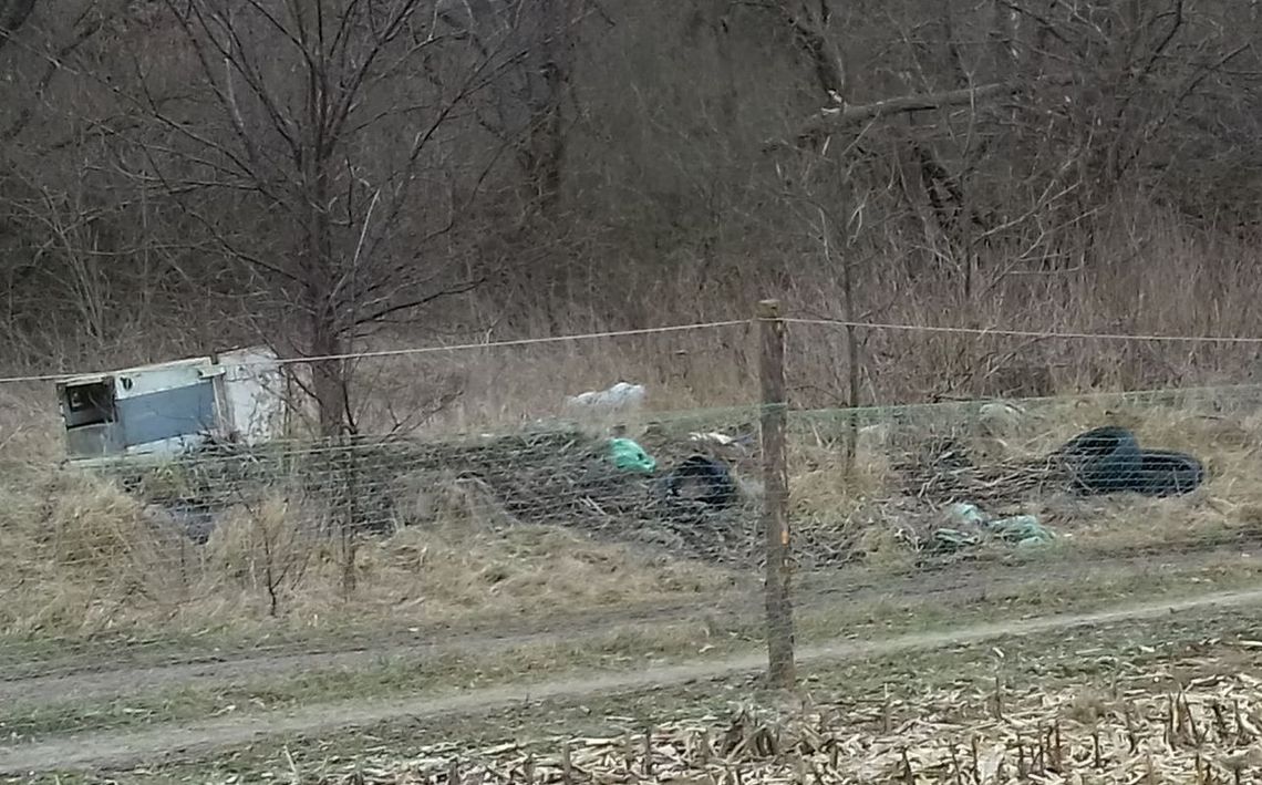 Dzikie wysypisko śmieci przy wyjeździe z miejscowości