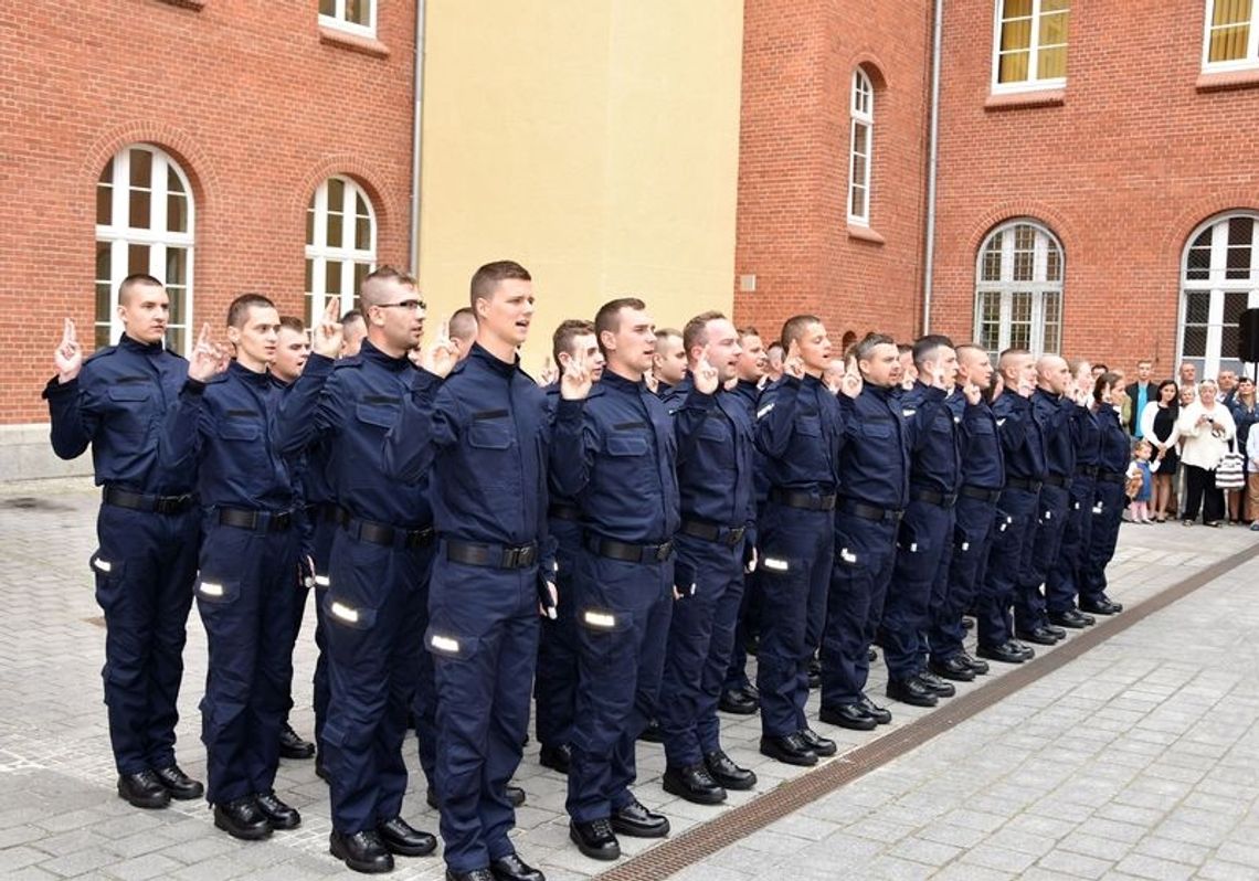 Dziś wypowiedzieli słowa roty. Jeden młody policjant trafi do Gryfina Dziś wypowiedzieli słowa roty. Jeden młody policjant trafi do Gryfina